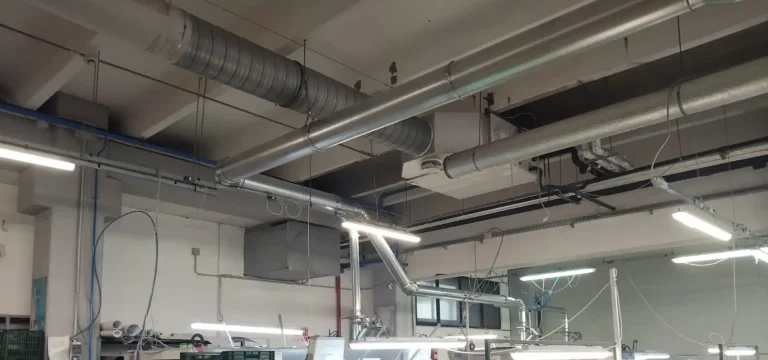 Instalație de evacuare a căldurii pentru utilajele de tăiere a materialelor textile